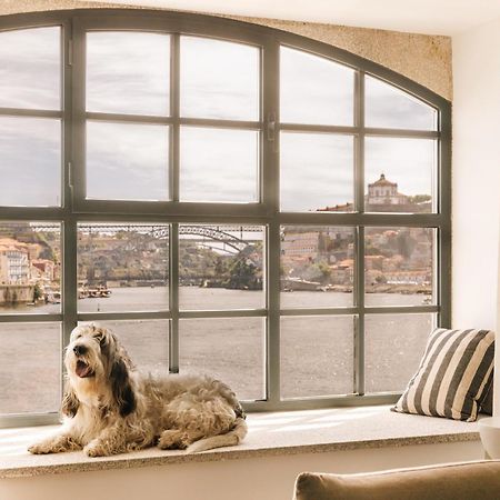 The Rebello Hotel & Spa - Small Luxury Hotels Of The World Vila Nova de Gaia Exteriör bild A window with a dog