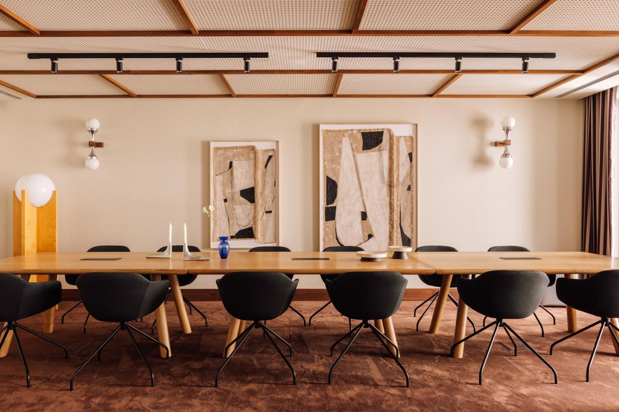 The Rebello Hotel & Spa - Small Luxury Hotels Of The World Vila Nova de Gaia Exteriör bild The boardroom at the new headquarters
