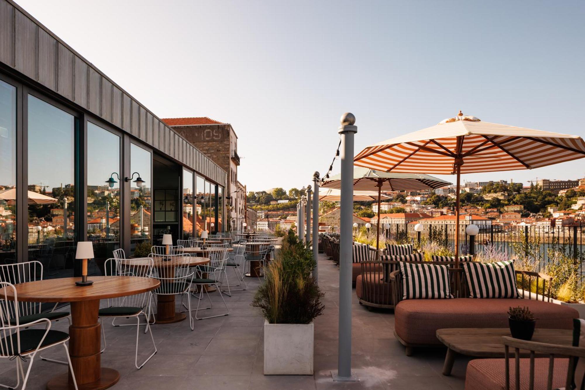 The Rebello Hotel & Spa - Small Luxury Hotels Of The World Vila Nova de Gaia Exteriör bild The rooftop bar at the Hotel