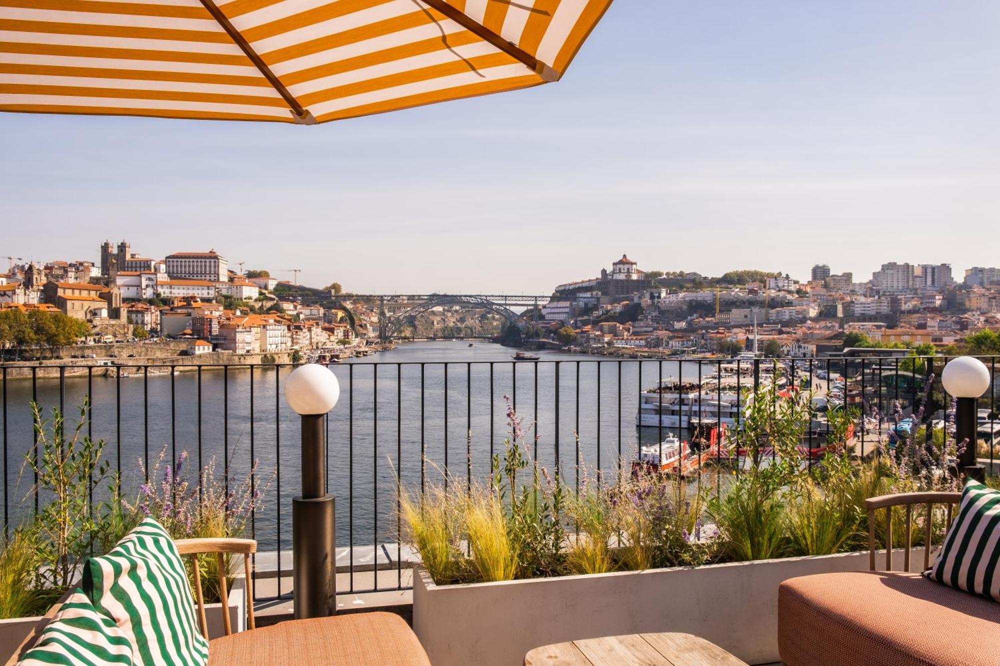 The Rebello Hotel & Spa - Small Luxury Hotels Of The World Vila Nova de Gaia Exteriör bild The view from the hotel's rooftop terrace