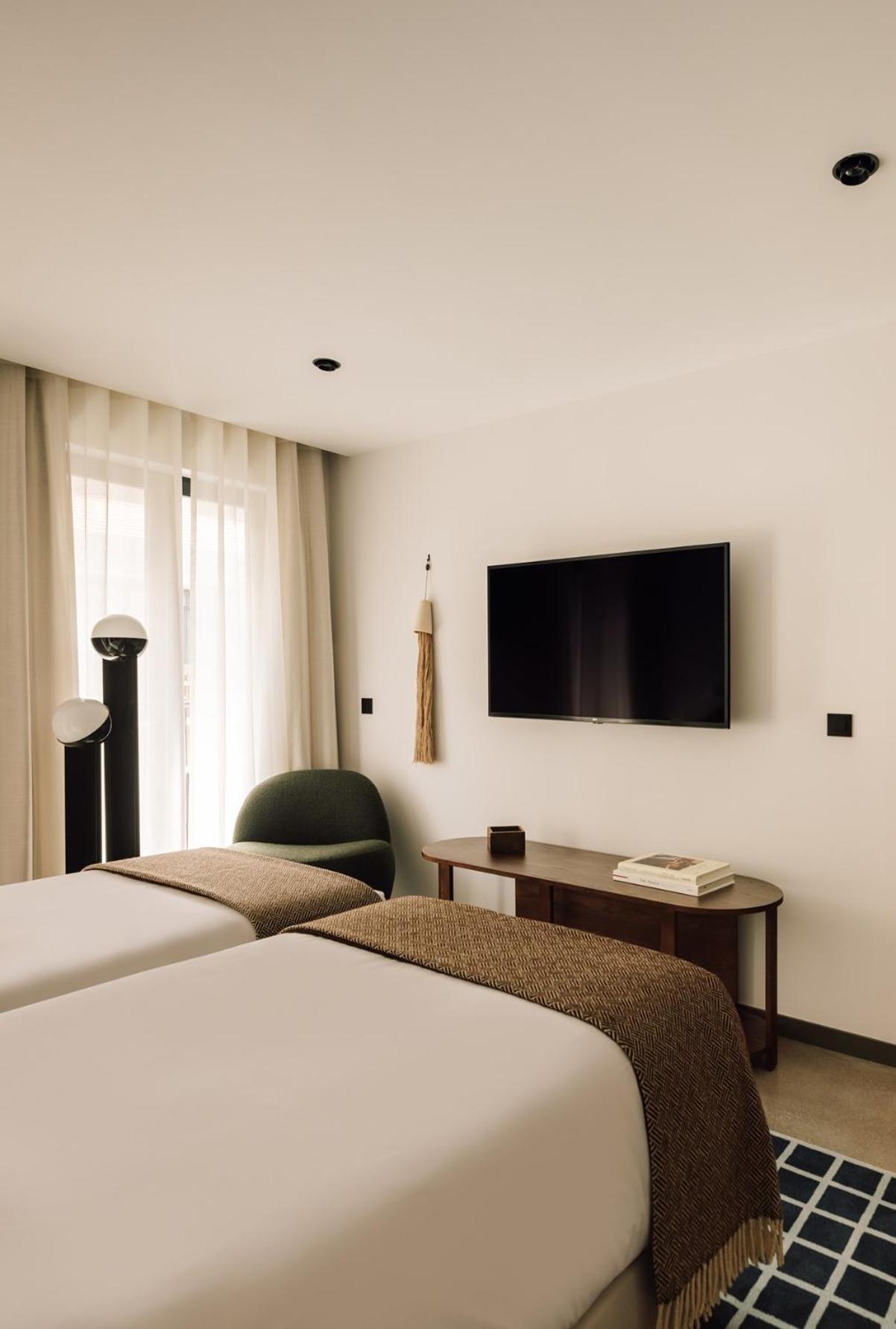 The Rebello Hotel & Spa - Small Luxury Hotels Of The World Vila Nova de Gaia Exteriör bild A television mounted on a wall
